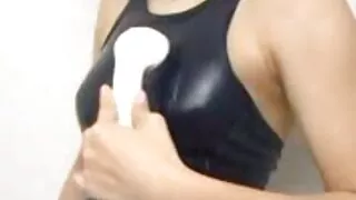 เขากระโดดขึ้นไก่หลังจากคำชมสองสามคำ ดู วิดีโอ โป็